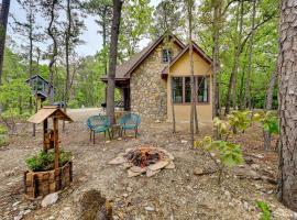 Blissful Broken Bow Studio Fire Pit and Jacuzzi Tub, apartment in Broken Bow