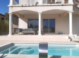 Villa Superbe villa avec piscine 15 minutes de Nice pilsētā Karrosa