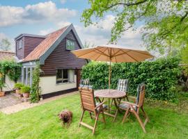 Rose Lodge, hotel with parking in Yaxham