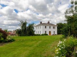 Vere Lodge Garden Wing, hotel with parking in South Raynham