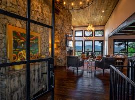 Gem Of Blue Ridge Stunning 5 Star Views & Hot Tub, cottage in Blue Ridge