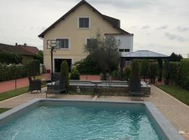 Les Pichies, Villa Antonio, piscine & spa, hotel in Digoin