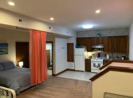 Beach Side HideAway condo, pet-friendly hotel sa North Camellia Acres