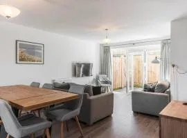Beach Mews - Modern townhouse with patio and private parking