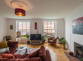 Jane's View - Luxury apartment with breathtaking views, prabangusis viešbutis mieste Kent