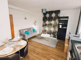 Luxury Central Luton - King-size Apartment - Free Parking - Free Wi-Fi - Near Shops & LTN Airport, luxury hotel in Luton
