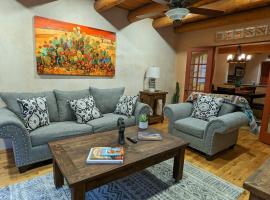 Magical Santa Fe Stay, Minutes From Town Square, Sleeps 4, includes free parking and outdoor hot tub!, hotel en Santa Fe