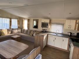 Beach Caravan Holiday Home, glamping a Mablethorpe