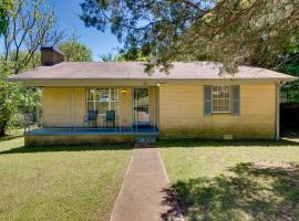 Quaint Oxford Home about 2 Mi to Ole Miss and The Grove!, holiday rental sa Oxford