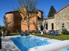 Château des Aiguilles, hotel with parking in Saint-Rémy-de-Chargnat