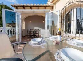 Beautiful Villa Close to Moraira and Xabia, hotel u gradu Benitachell