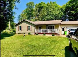 North Country Retreat, holiday home in Saint Ignace