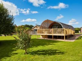 Braidhaugh Holiday Lodge and Glamping Park, hotel in Crieff