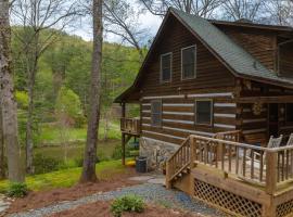 Log Cabin on the River w/Hot Tub, hotel Toddban