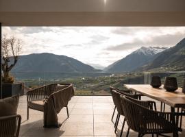 View House - Chalet Goyen، فندق في تشينا