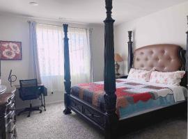 Large master bedroom with Separate bathroom and work desk on the first floor, holiday rental in Riverside