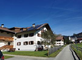 Rosa's Ferienhaus Ferienwohnung Rote Flueh, apartment in Grän