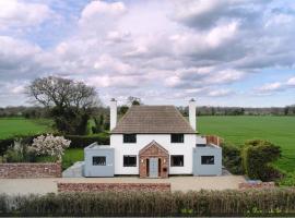 Covehithe House-Coastal luxury- sleeps 12-with huge swimspa!, котедж у місті Wrentham