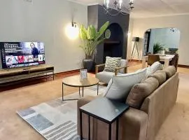 Cozy 3 Bedroom House with unique bathrooms - 2084
