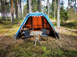 Volledig ingerichte tent op natuurcamping, glamping site in Gräsmark