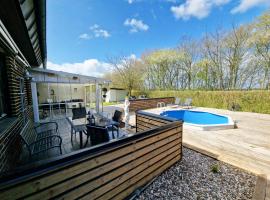 Nice holiday home with outdoor pool in Billeberga, Landskorna, casa o chalet en Annelöv