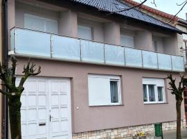 Azra Apartman, hotel v Harkánech