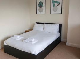 Views over the Peak District Apartment with WIFI, apartment in Sheffield