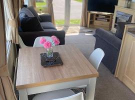 6 berth Seawick Caravan Park, St Osyth, hotelli kohteessa Colchester