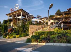 Santa Marina Holiday Village Studio Iskra，位于索佐波尔的带热水浴缸的酒店