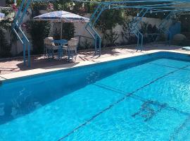 Blue family villa with large private pool，El-Shaikh Mabrouk的度假住所