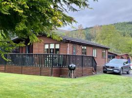 Cozy Cabin with Stunning Loch Lomond Views，羅瓦爾德南的小屋