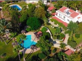 AMAZING VILLA WITH BREATH TAKING VIEWS AND POOL, casa o chalet en Limassol