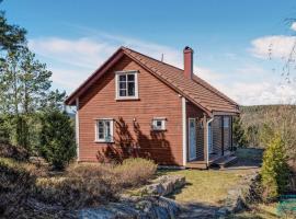 Amazing Home In Risr With Outdoor Swimming Pool, Wifi And 3 Bedrooms, hytte i Risør