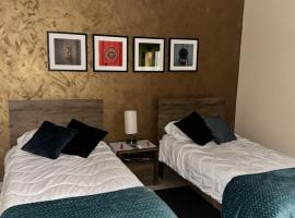 Spacious Private Room 5 Minutes from Malta Airport Private Bathroom Kitchen Access Quiet Area Friendly Labrador Candy, hotel en Safi