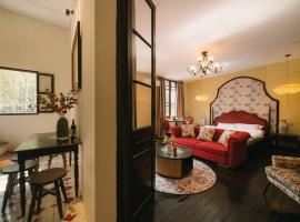 High-class French villa 168m2 by SSens Homes: Hanoi şehrinde bir otel
