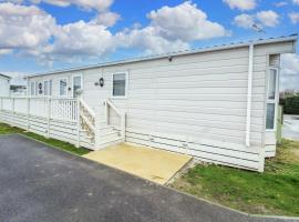 Beautiful Caravan At Seaview Holiday Park In Kent Ref 47028pb, hotel in Whitstable