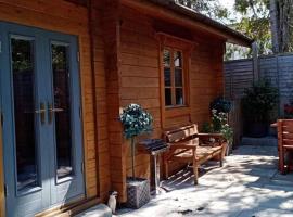 tranquil log cabin, hotel in zona Royal Bath and West Showground, Shepton Mallet