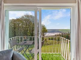 Salty Kisses - Sea Front Aparment, pet-friendly hotel in Hodgeston