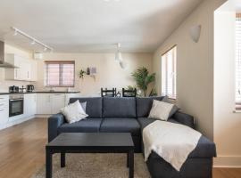 Spacious, Modern, Fully Furnished Apartment - 2 FREE PARKING Spaces - 8 min LGW Airport, ξενοδοχείο κοντά σε Three Bridges, Κρόλεϊ