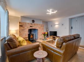 Dolphin Cottage, hotel with parking in Braunton