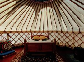 Beautiful Yurt with stunning South Downs views, hotel in Graffham