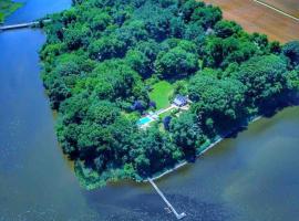 Blake House Historic Estate with Private Inn, hotel v destinaci Centreville