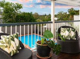 The Indooroopilly Queenslander - 4 Bedroom Family Home - Private Pool - Wifi - Netflix, hotell i nærheten av Indooroopilly kjøpesenter i Brisbane