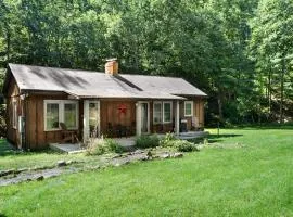 Woodland cabin w hot tub & fire pit