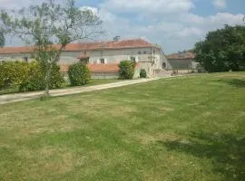 Maison charentaise à la campagne