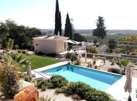 Villa Girassol met zwembad, feriebolig i Alcantarilha