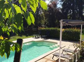 Villa le Roc, pour 10 pers, jardin et piscine, hotel in Thonac