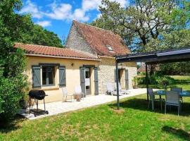 Maison de 2 chambres avec piscine privee jardin amenage et wifi a Salviac, hotel em Salviac