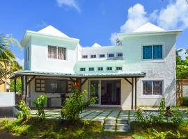 4 bedrooms villa with private pool enclosed garden and wifi at Mahebourg 1 km away from the beach, khách sạn ở Mahébourg