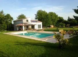 Villa de 5 chambres avec piscine privee jardin clos et wifi a Eyragues
